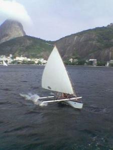 Canoa Polinésia à vela