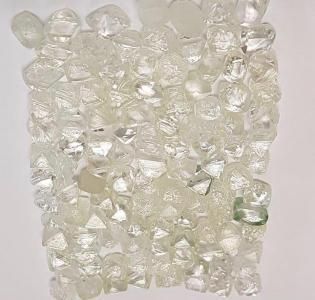 Diamante bruto sem cortes disponível