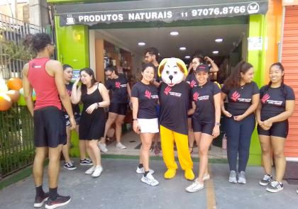 locutor e mascote para ação promocional