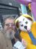 animação porta de loja com o palhaço locutor e mascote do cachorro